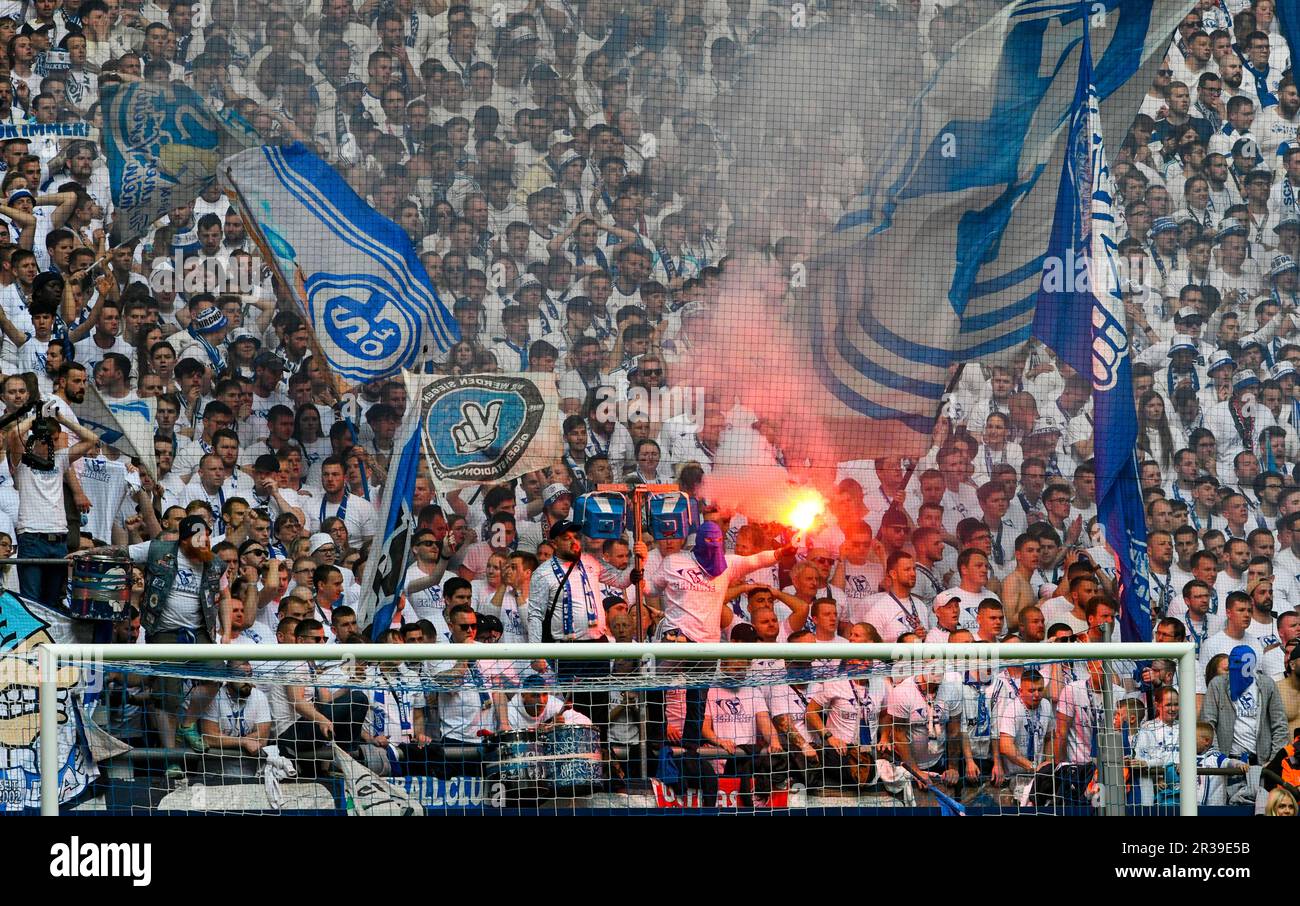 Veltins Arena Gelsenkirchen Deutschland, 20,5.2023, Fußball: Bundesliga Staffel 2022/23 Spieltag 33, Schalke 04 (S04, blau) vs Eintracht Frankfurt (SGE, rot) - Anhänger der Schalke winken Flaggen und helle Leuchtsignale Stockfoto