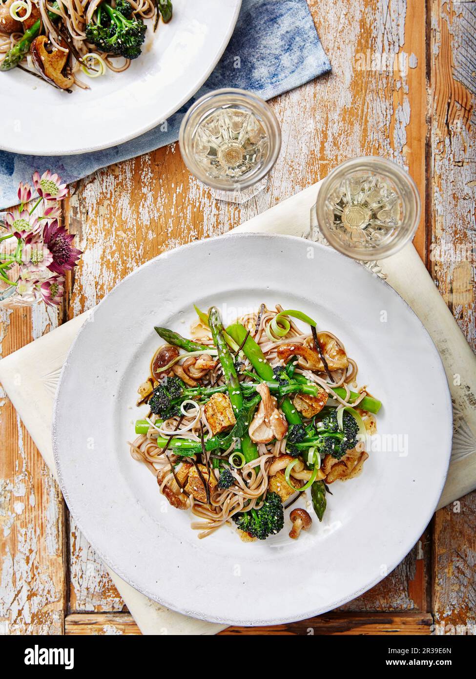 Spargel und violetter Brocolli Tofu Miso Buchweizennudeln Stockfoto