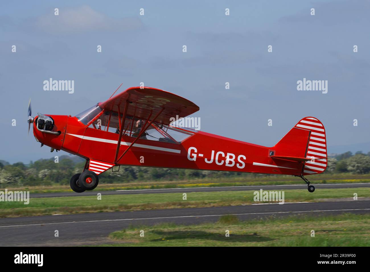 Piper J-3C Cub, G-JCBS, at Sleap Airfield, Shropshire, England, Vereinigtes Königreich, Stockfoto