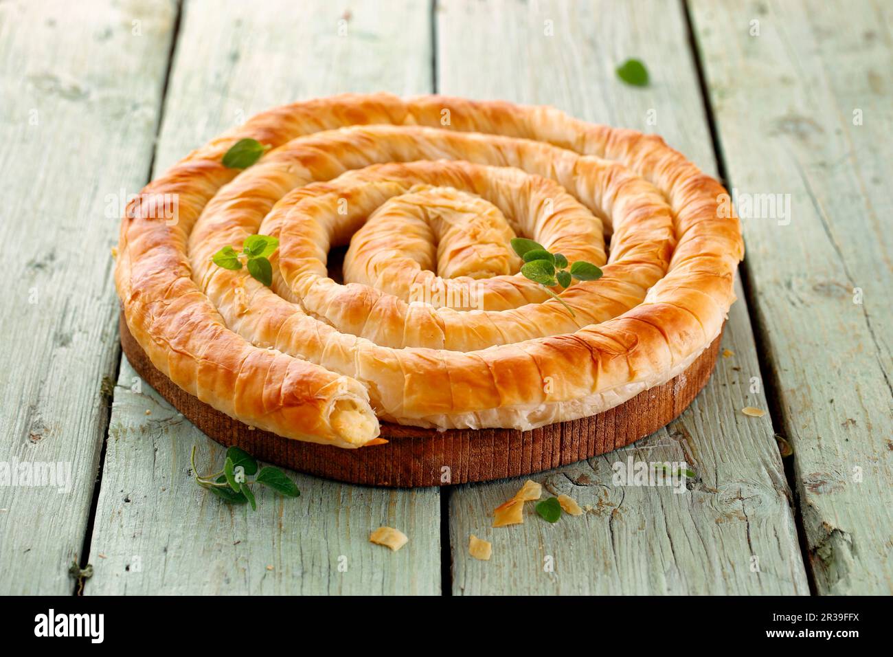 Banitsa gefüllt mit Schafskäse (bulgarisches Gebäck) Stockfoto