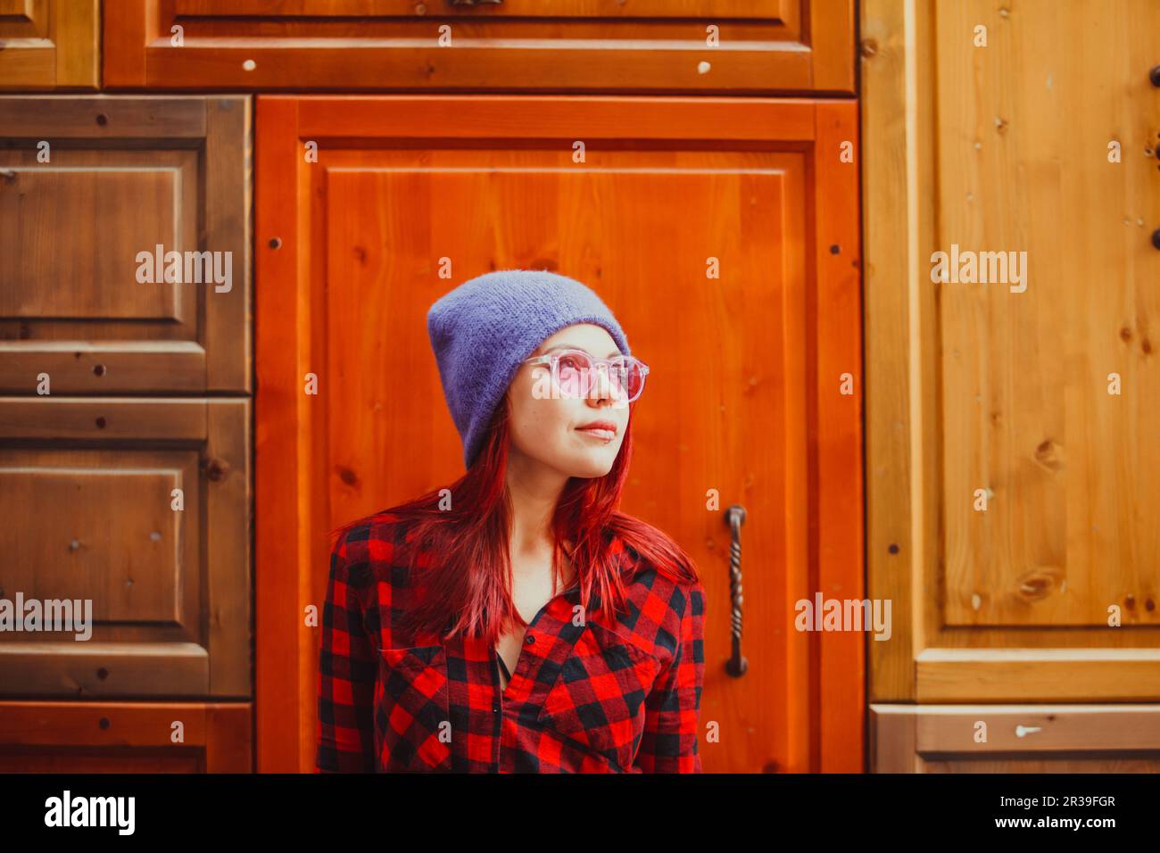 Stilvolles, formloses Mädchen aus Hüftholz über der Holzwand. Stockfoto
