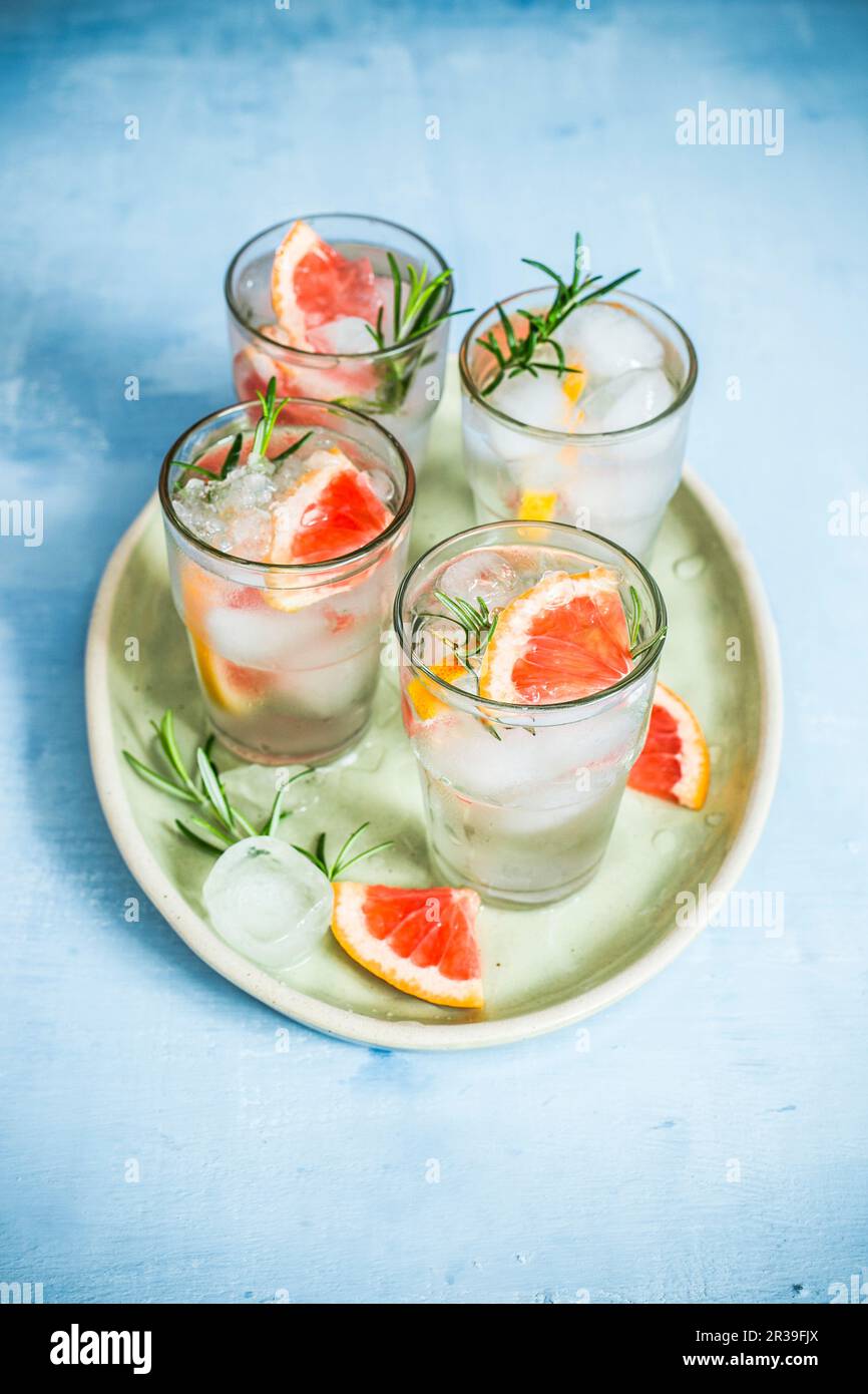 Gin Tonic mit Grapefruit und Rosmarin Stockfoto