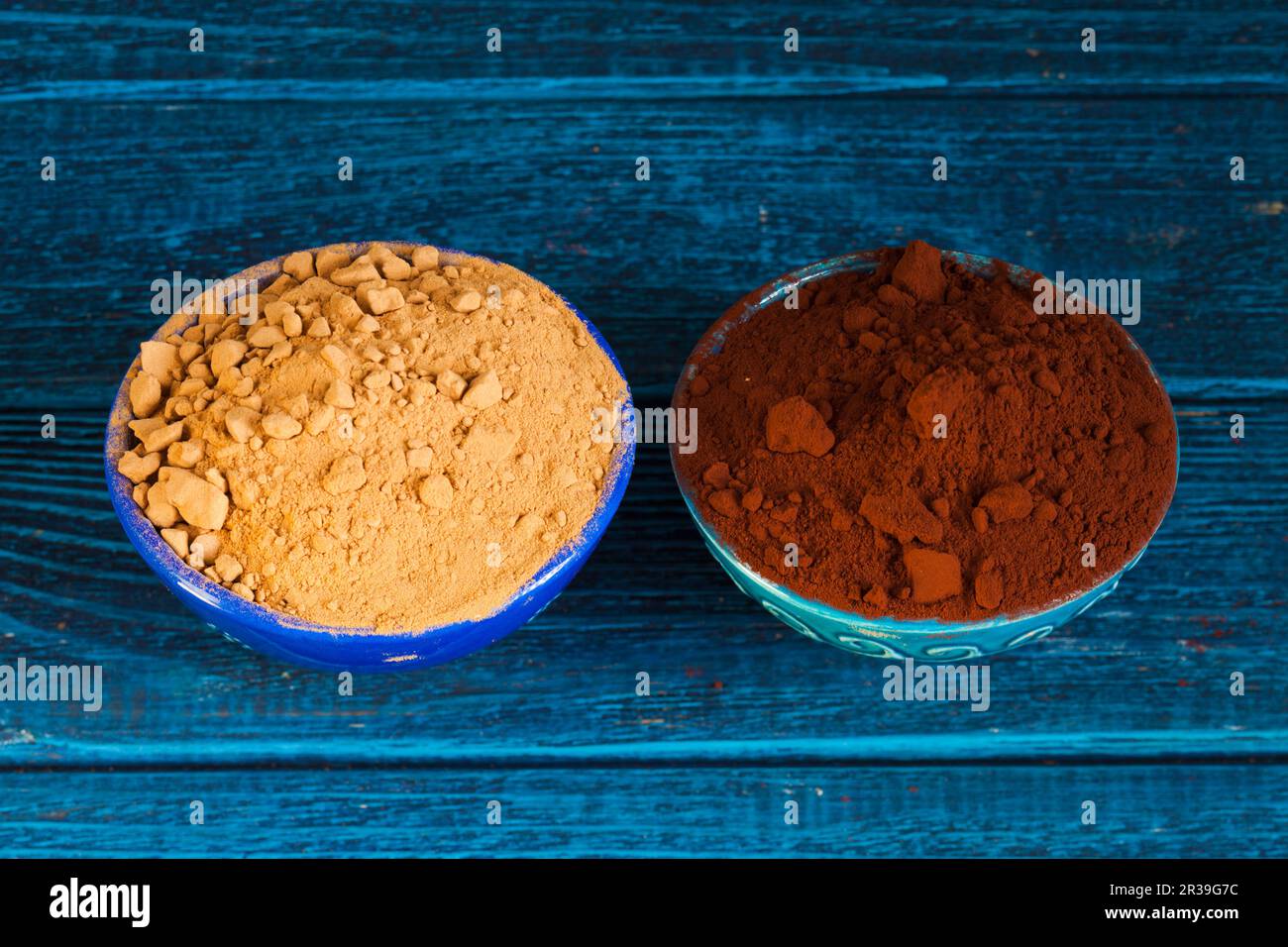 Organisches Handstück und Kakaopulver in Schüsseln. Natürlicher Kakaoersatz. Stockfoto