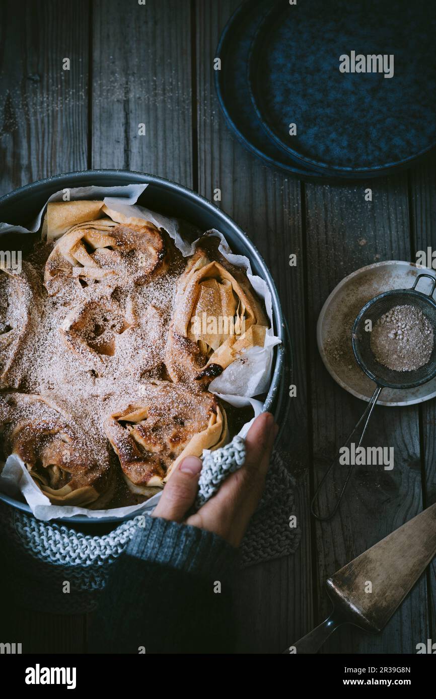Rüschenkuchen aus Filo-Gebäck mit Zimtzucker Stockfoto