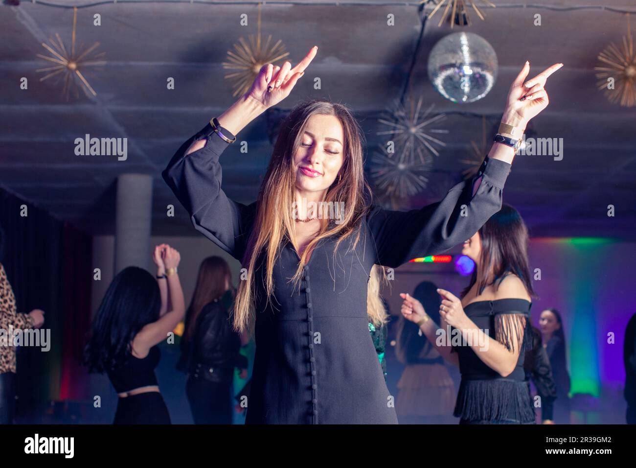 Hübsches Mädchen tanzt auf der Party im Nachtclub Stockfoto