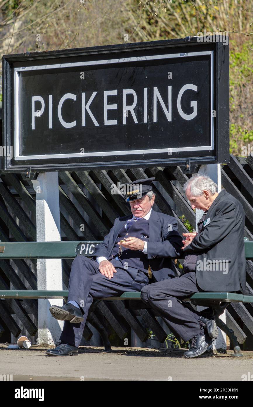 Ehrenamtliches Zugpersonal wartet auf den nächsten Zug, North York Moors Railway, Pickering, Yorkshire Stockfoto