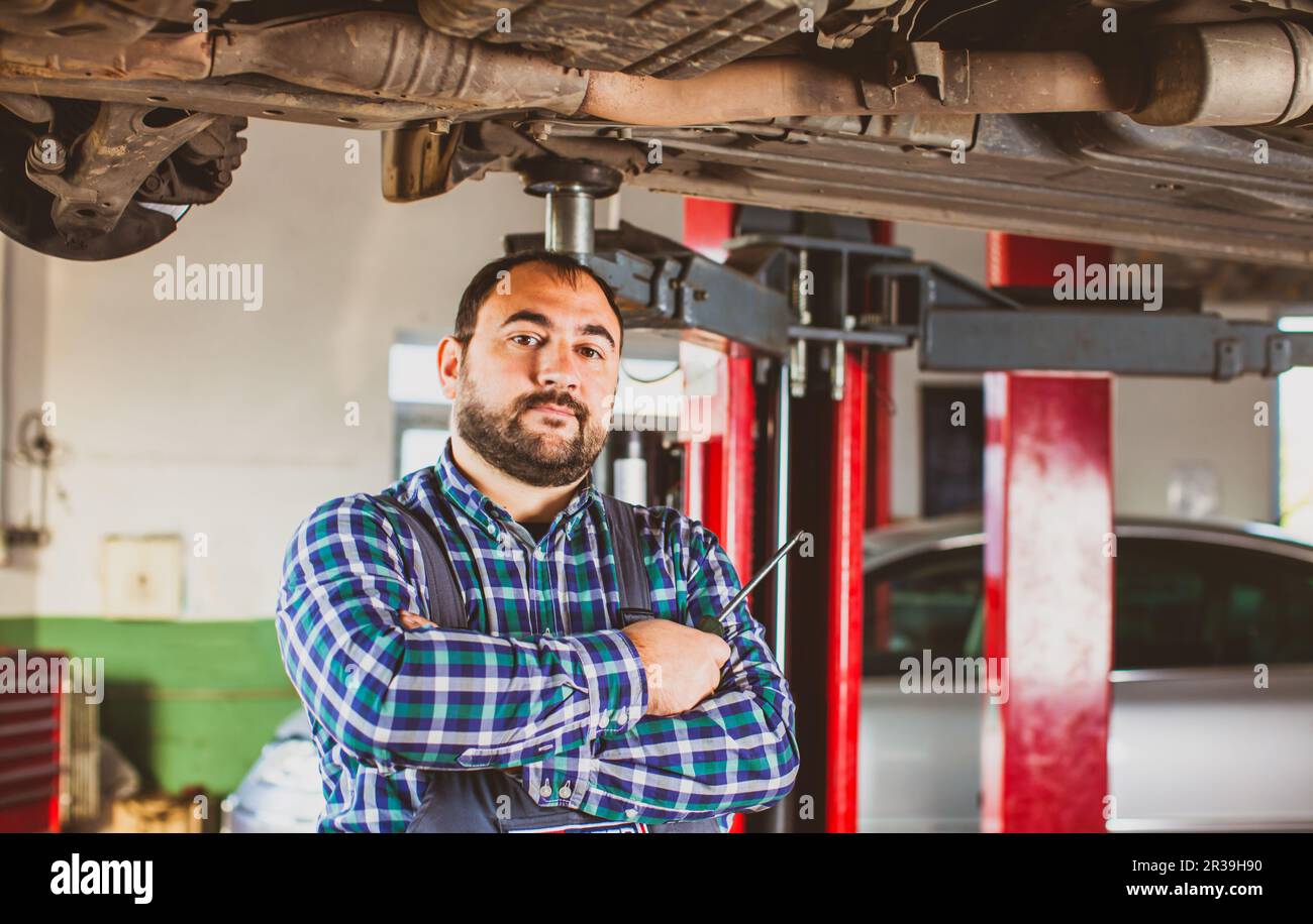 Selbstbewusster junger Mechaniker im Autodienst Stockfoto