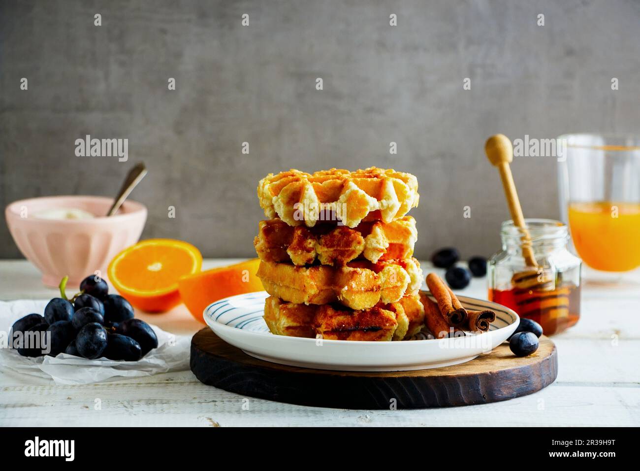 Leckeres Frühstück mit warmem Zimt Waffeln, frisches Obst und Orangensaft Stockfoto