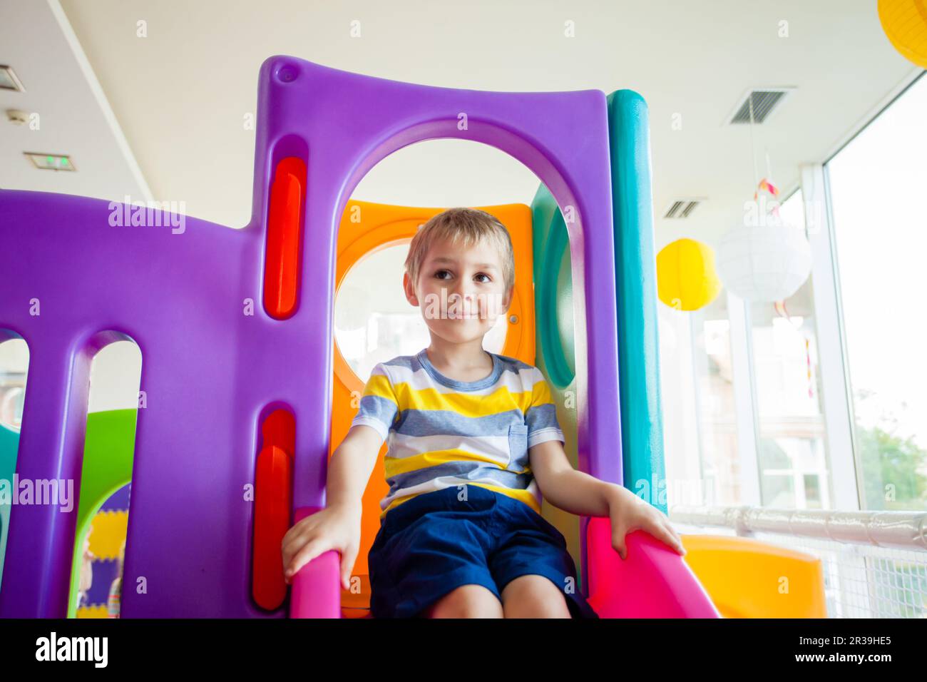 Kleiner Junge Reiter auf Folie im Entertainment Center Stockfoto