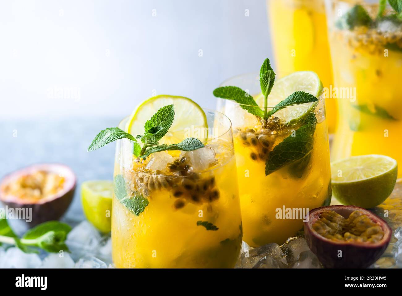 Maracuja Limonade garniert mit Limette und Minze Stockfoto