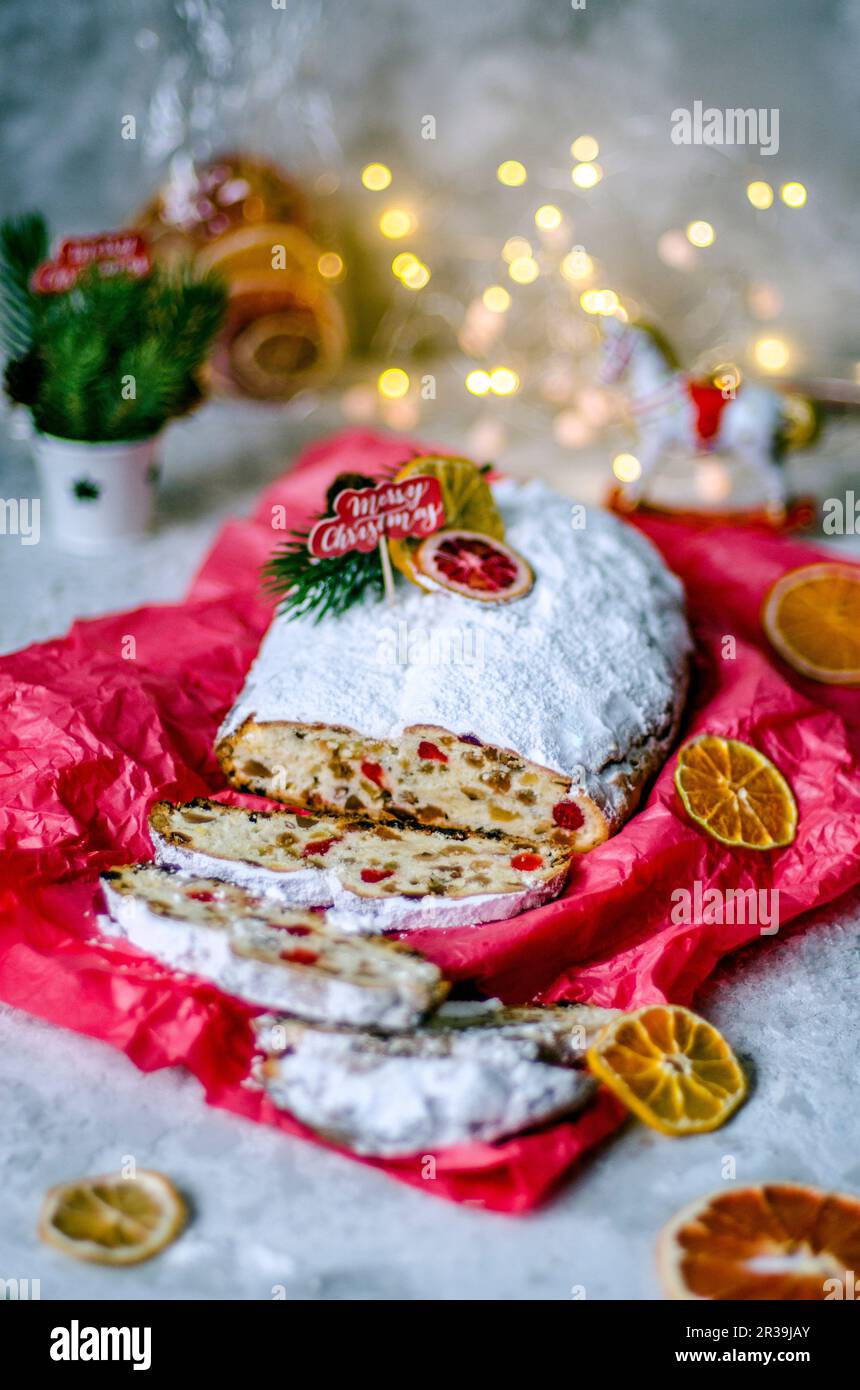 Weihnachtsstollen entfaltet aus der festlichen Verpackung Stockfoto