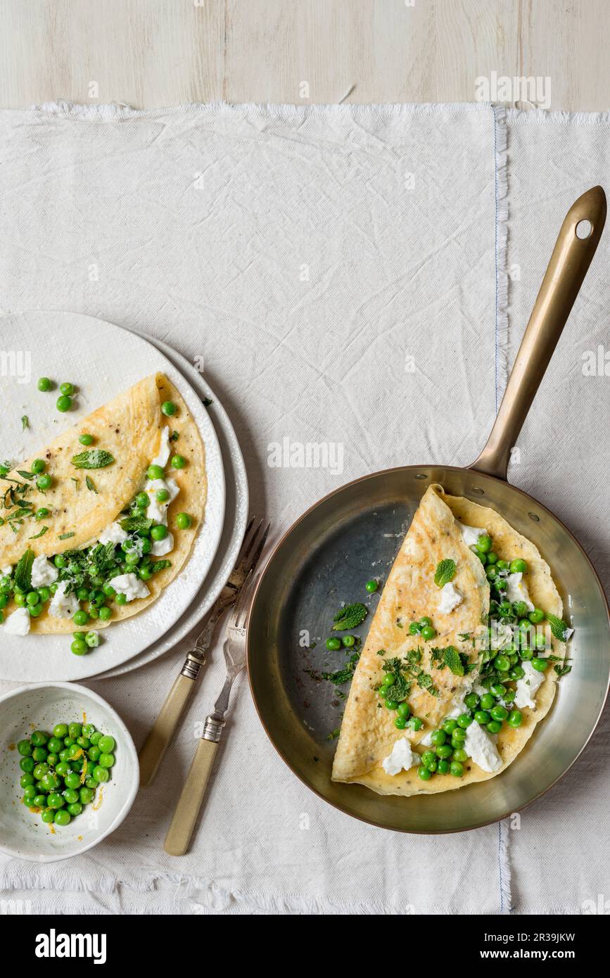 Grüne Erbse und Minzomelett mit Ziegenkäse Stockfoto