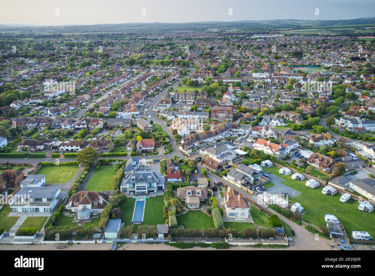 East Preston Seafront in West Sussex an der Südküste Englands, Luftfoto. Stockfoto