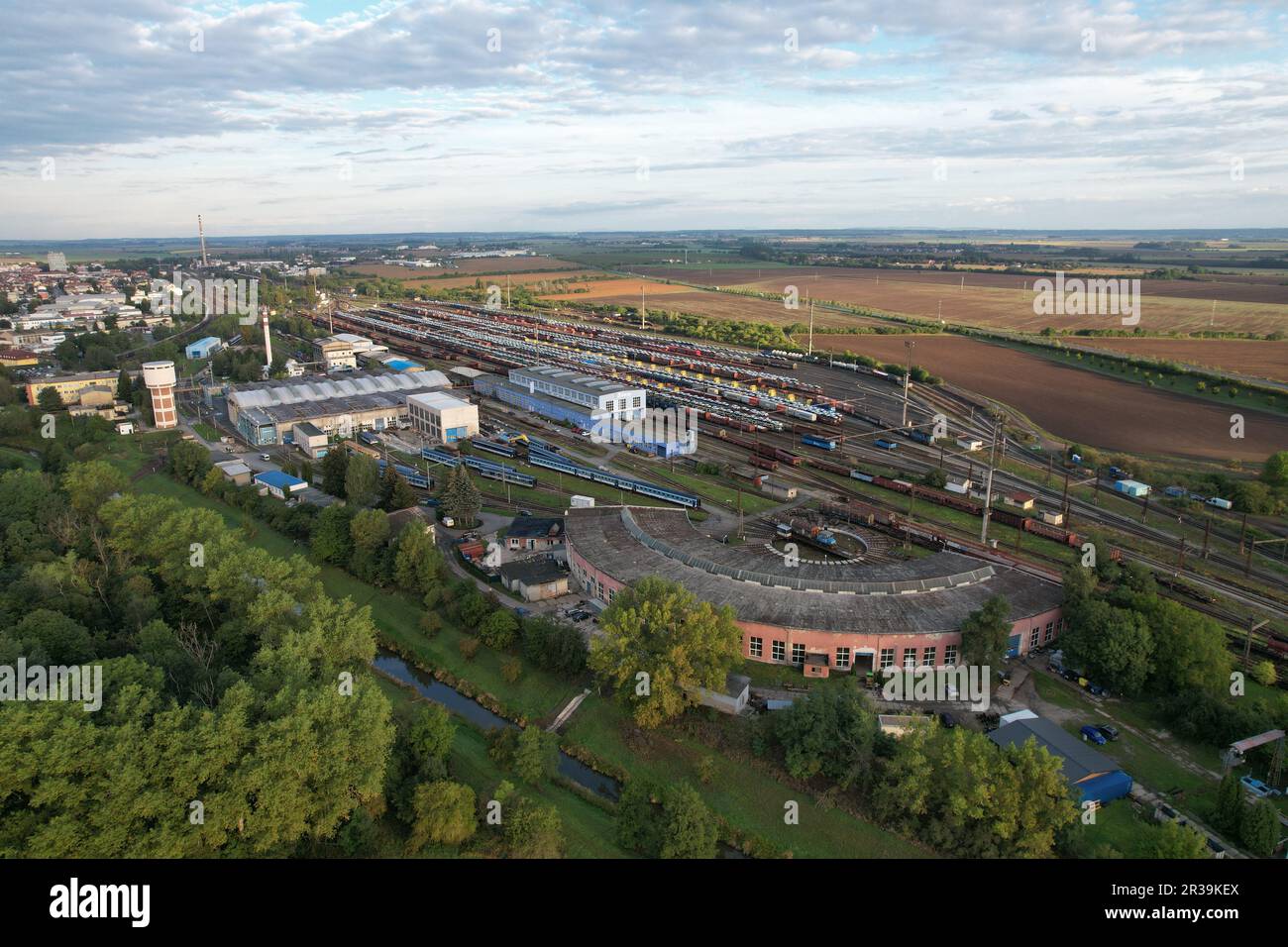 Drehteller für Lokomotiven Drehteller mit Luftaufnahme, Panorama-Landschaft mit Drehteller für Züge auf der Bahn, Eisenbahntechnik Stockfoto