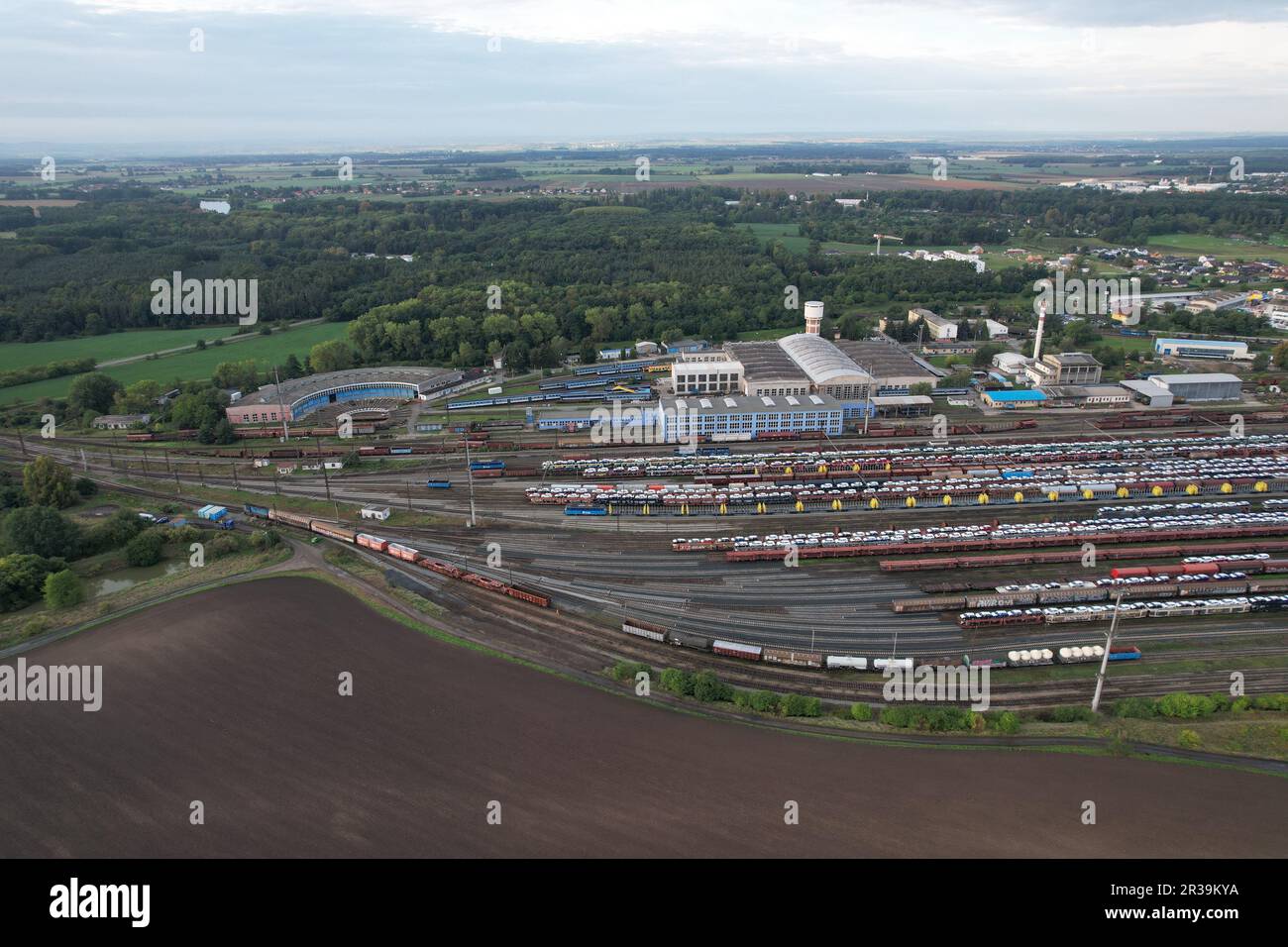Drehteller für Lokomotiven Drehteller mit Luftaufnahme, Panorama-Landschaft mit Drehteller für Züge auf der Bahn, Eisenbahntechnik Stockfoto