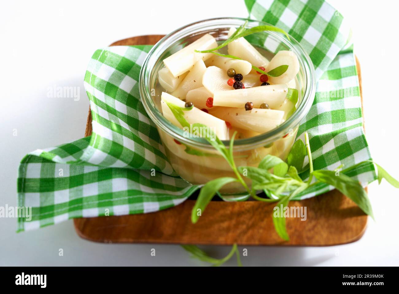 Schwarzwurzeln in Essig und Weinbrühe mit Estragon und Pfeffer Stockfoto
