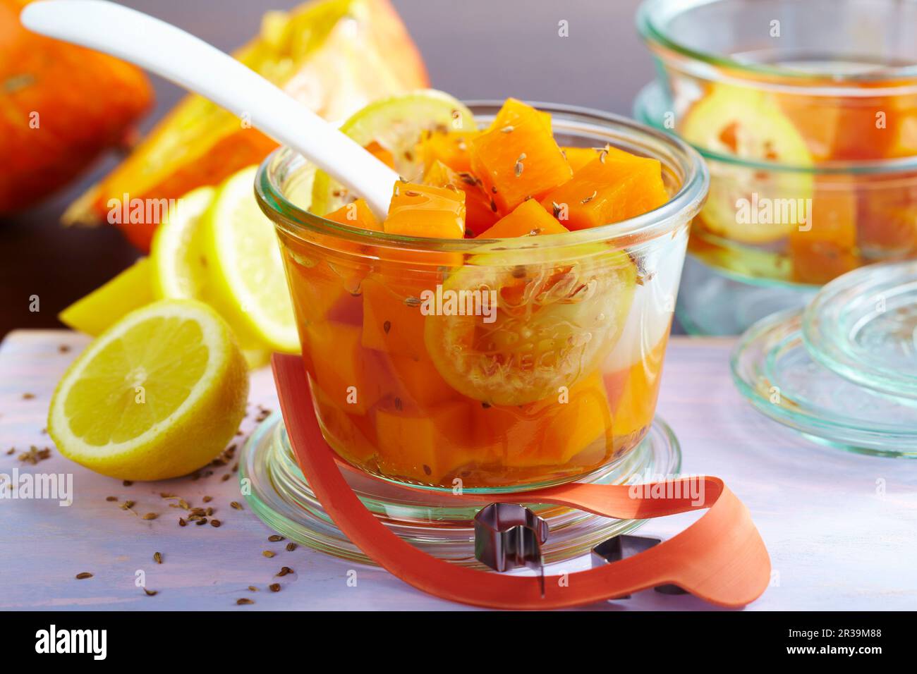 Eingelegter Kürbiskompott mit Anissamen und Zitrone in einem Glas Stockfoto