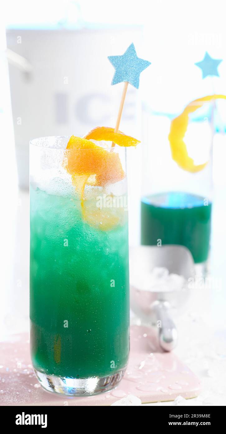 Alkoholfreier „Blue Ocean“-Cocktail mit Passionsfrucht, Grapefruit und curacao Stockfoto