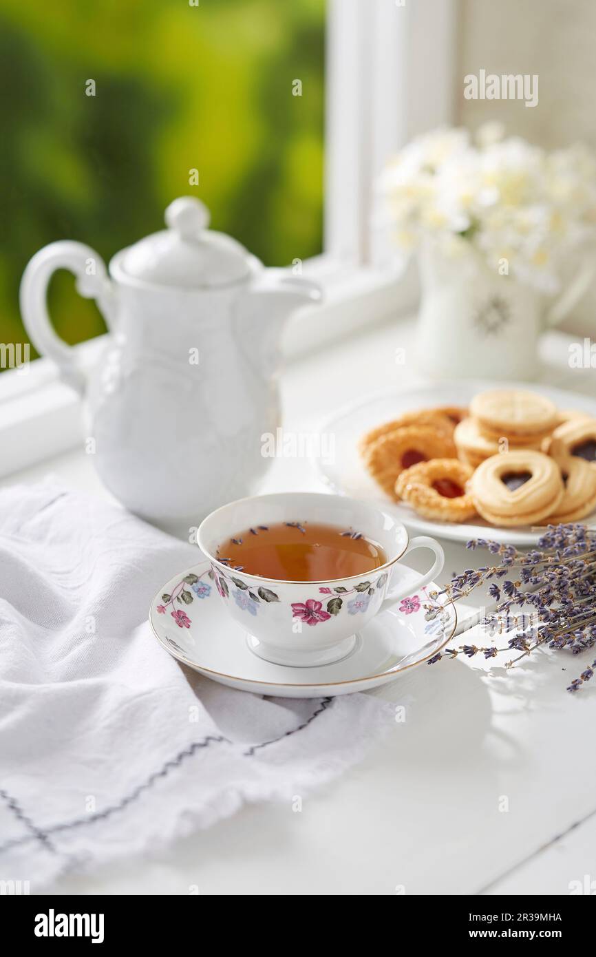 Eine Tasse Lavendeltee mit verschiedenen Keksen Stockfoto