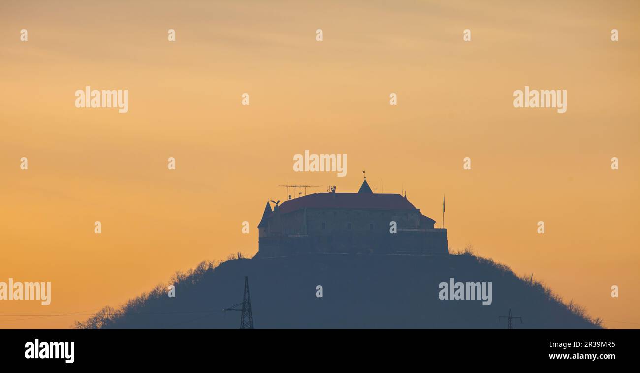 Alte Burgsilhouette auf dem Hügel im Morgengrauen. Berühmtes Schloss Palanok in Transkarpatia, Ukraine. Stockfoto