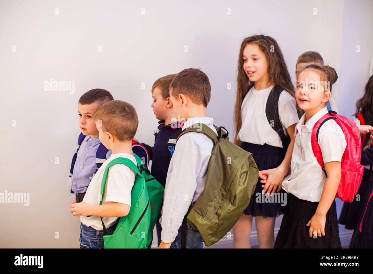 Gruppe von glücklichen kleinen Schulkinder in der Schule Stockfoto