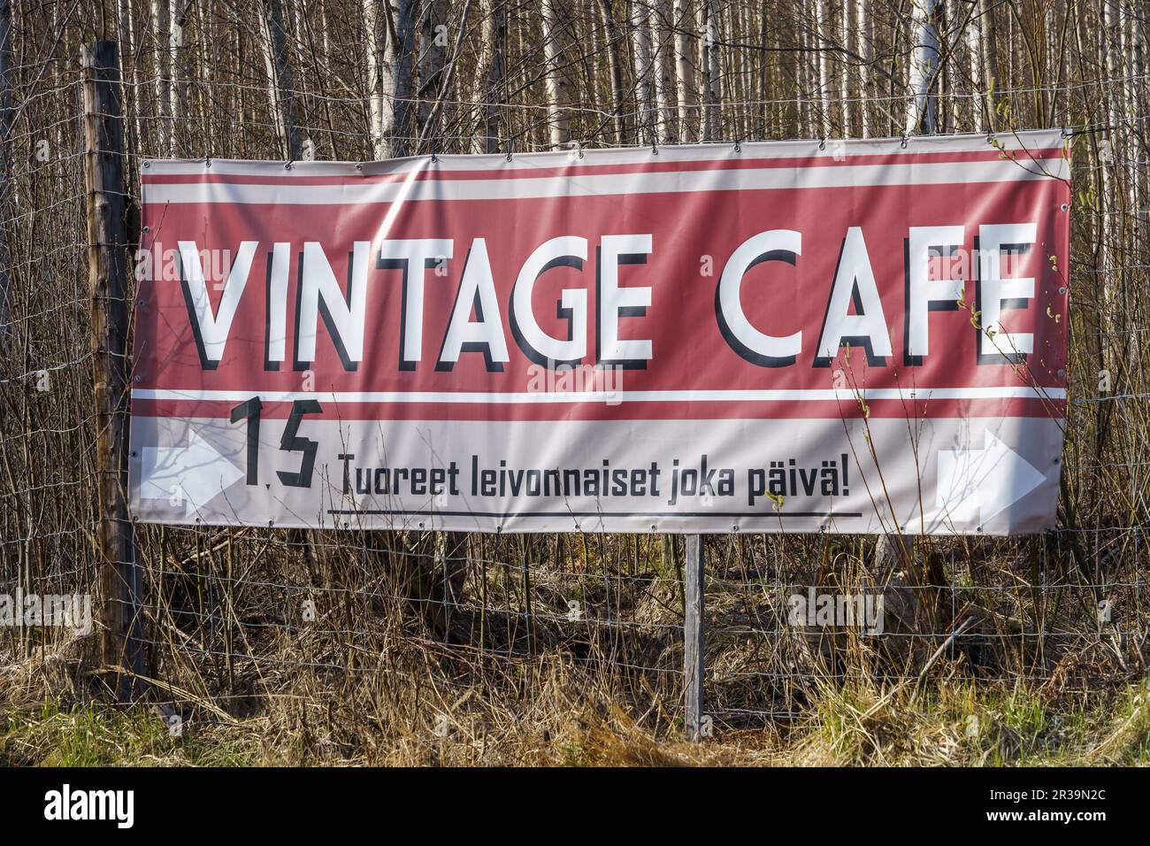 Das Zeichen des Vintage Cafe in Asikkala, Finnland. Am Metalldrahtzaun am Straßenrand befestigt, 6. Mai 2023. Stockfoto