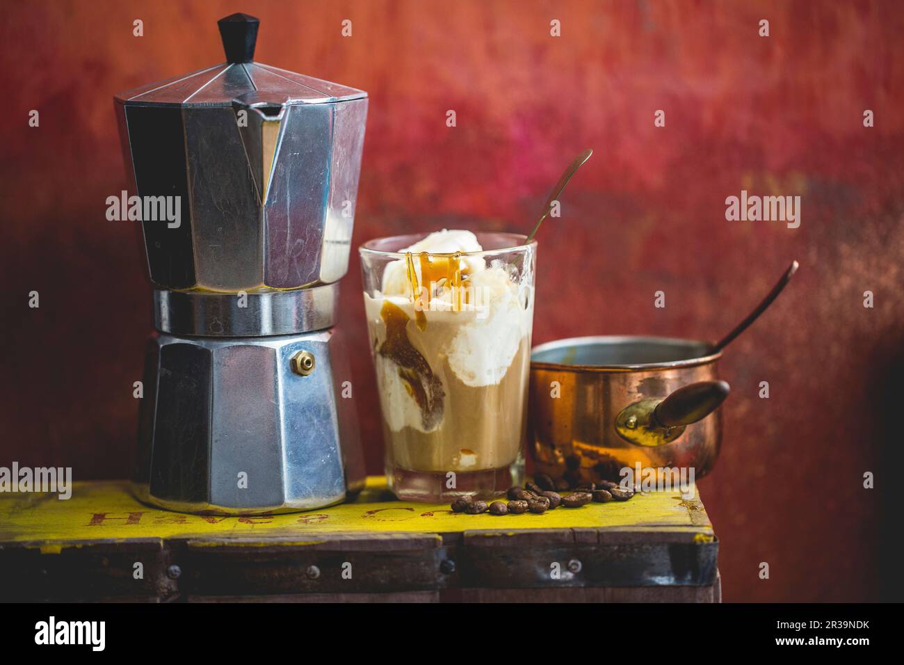Affogato mit Karamellsauce Stockfoto