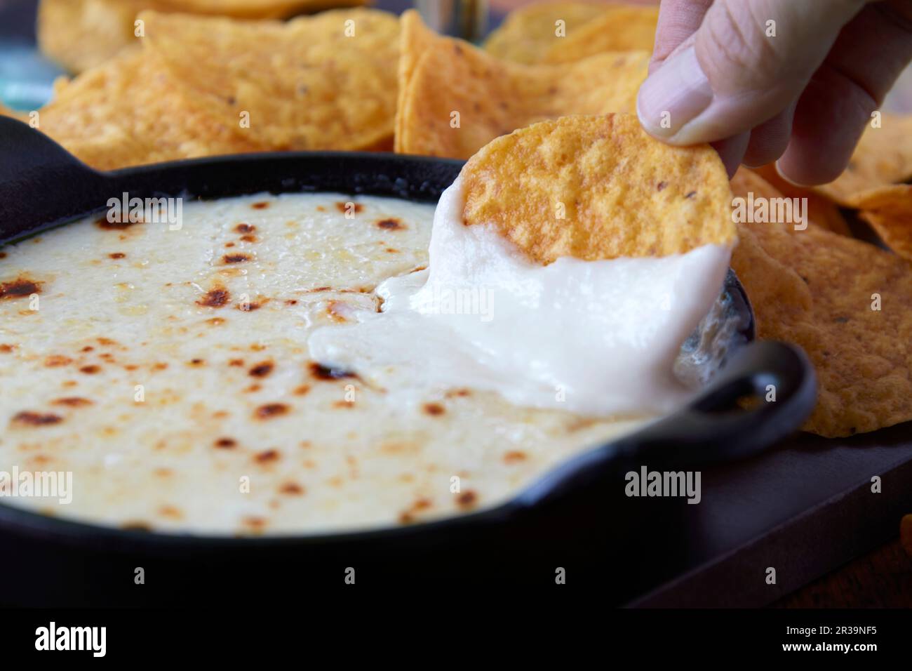 Cheddar dip -Fotos und -Bildmaterial in hoher Auflösung – Alamy
