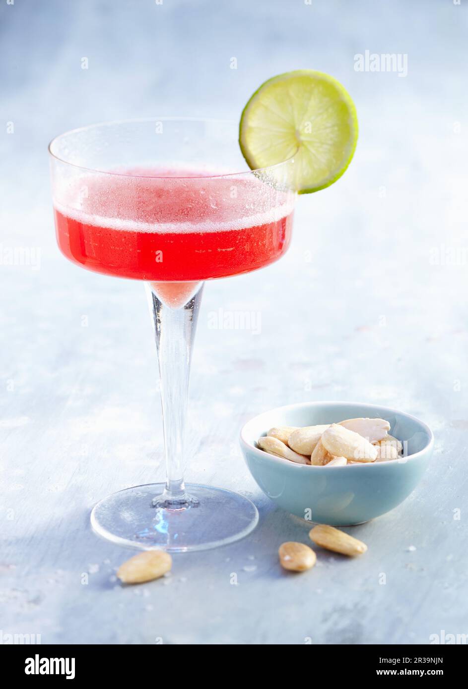 Prosecco Campari Aperitif serviert mit gesalzenen Mandeln Stockfoto