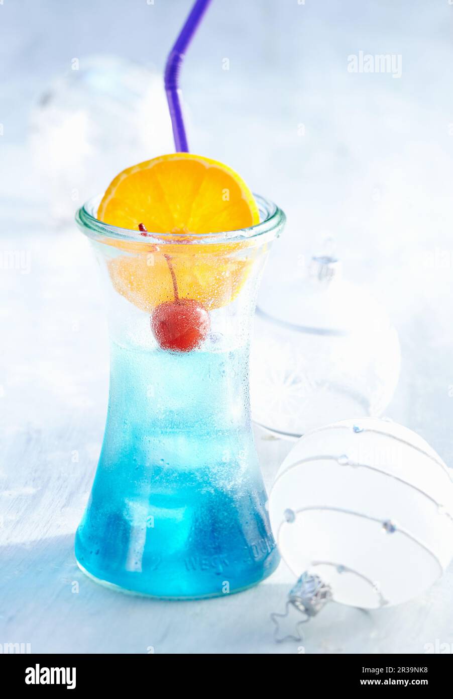 Blue Eyes (Cocktail mit Wermut, Gin, curacao und Ginger Ale) Stockfoto