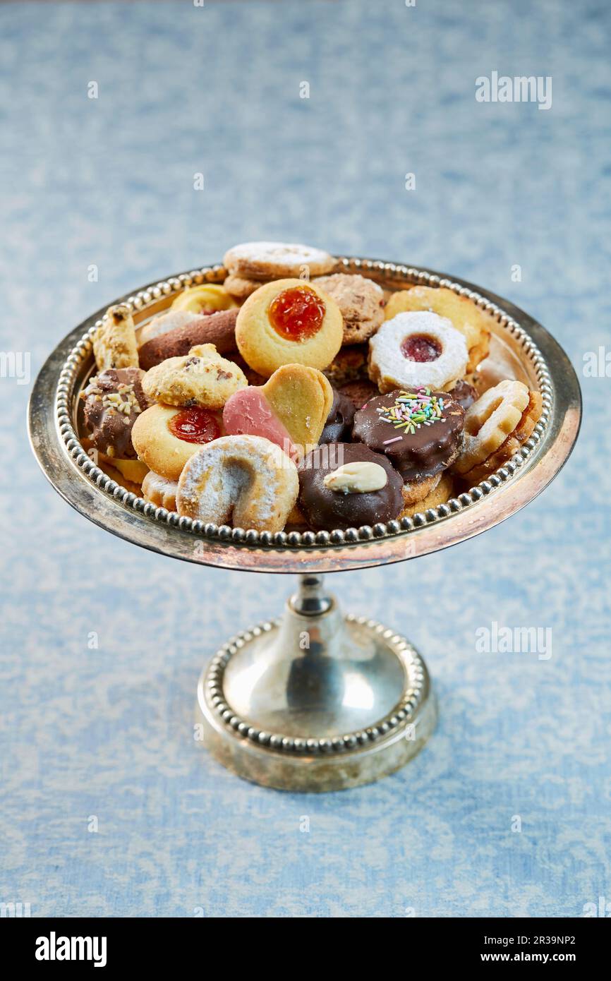 Teezeit Kekse auf einem Kuchenstand Stockfoto