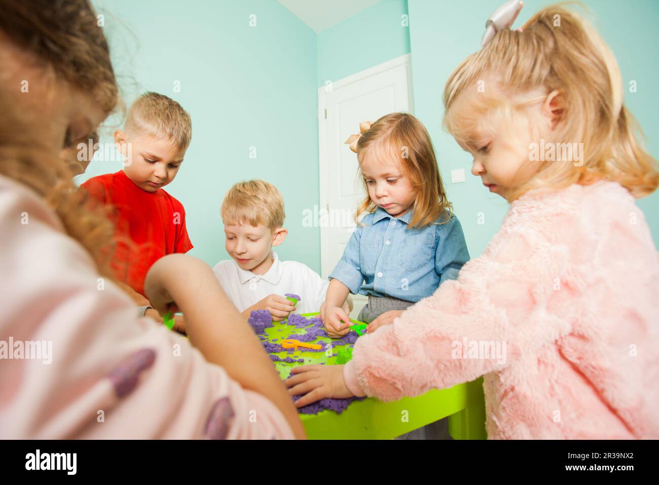 Kinder spielen und haben Spaß mit kinetischem Sand Stockfoto