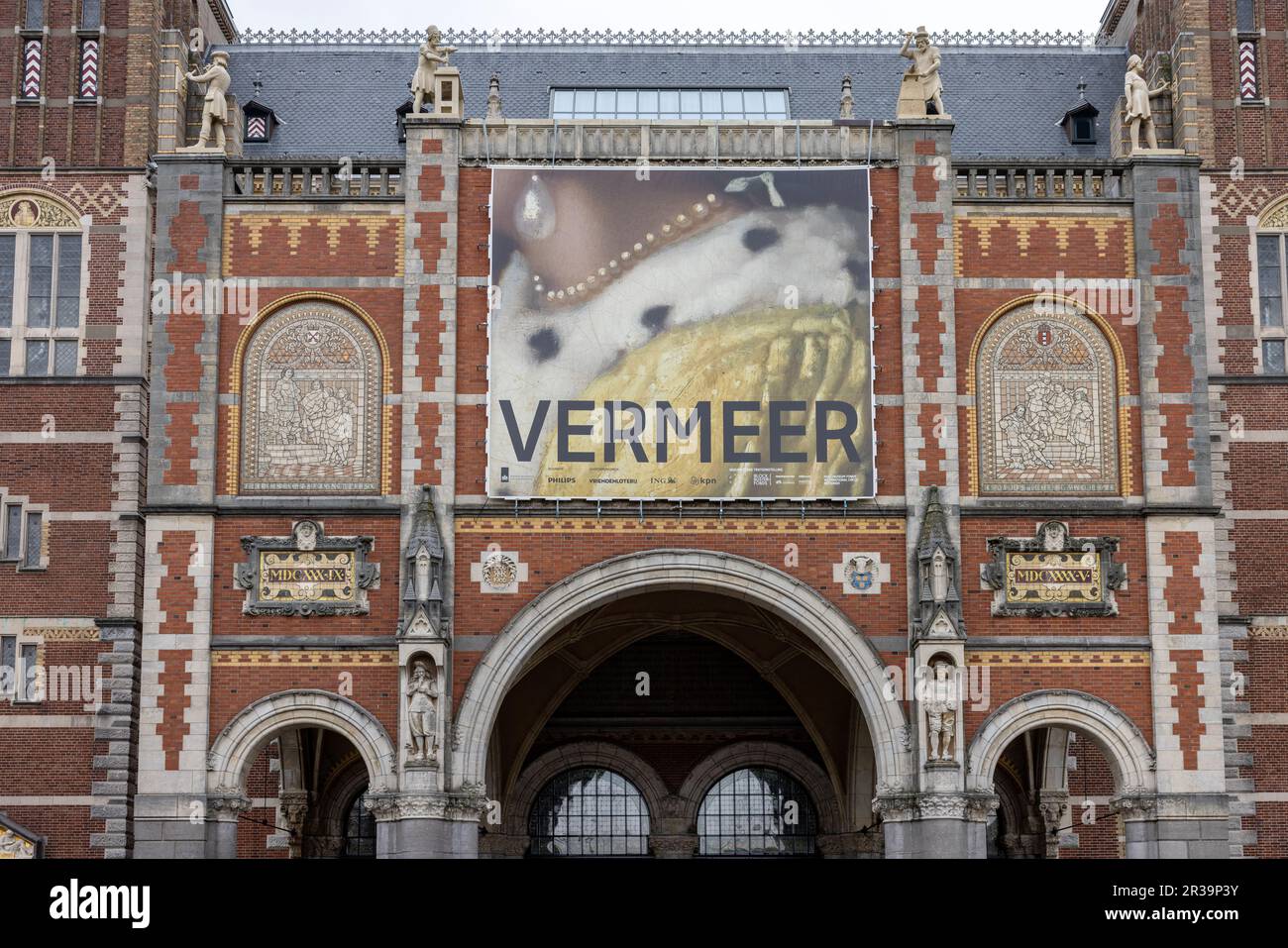 Amsterdam, Niederlande - 21. April 2023: Das Rijksmuseum in Amsterdam - die größte Ausstellung über den niederländischen Maler Johannes Vermeer aller Zeiten - zeigt 28 Stockfoto