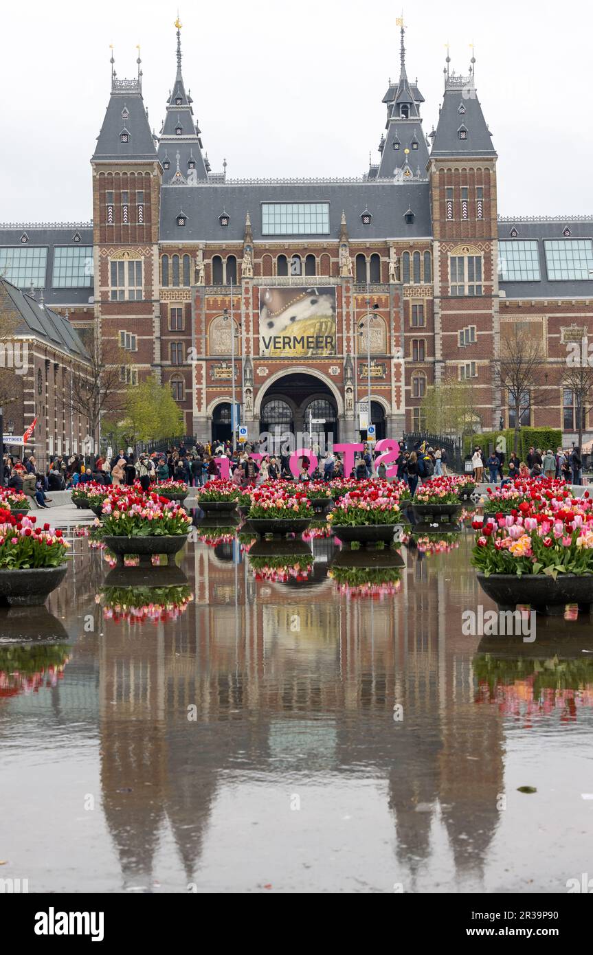 Amsterdam, Niederlande - 21. April 2023: Das Rijksmuseum in Amsterdam - die größte Ausstellung über den niederländischen Maler Johannes Vermeer aller Zeiten - zeigt 28 Stockfoto
