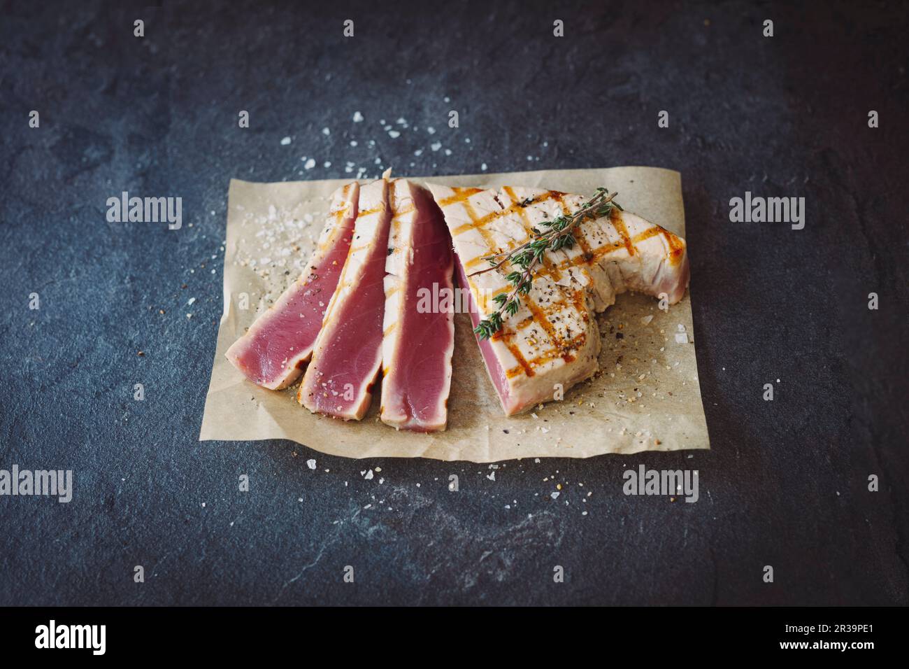 Gegrilltes Thunfischsteak mit grobem Meersalz und Thymian Stockfoto