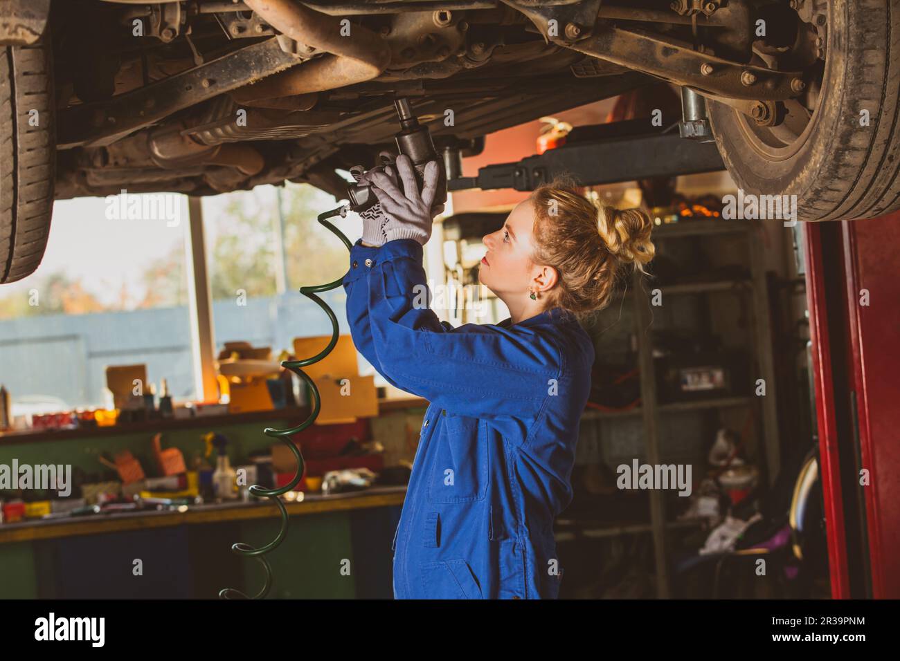 Technikerfrau, Die in Der Autogarage Arbeitet Stockbild - Bild von