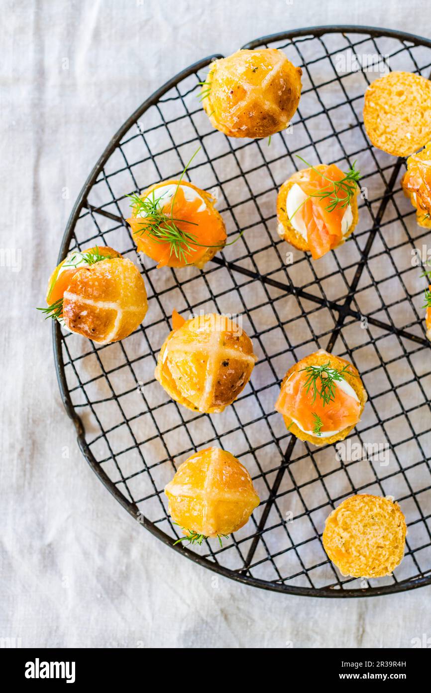 Herzhafte Hot-Cross-Brötchen mit Lachs und Frischkäse Stockfoto