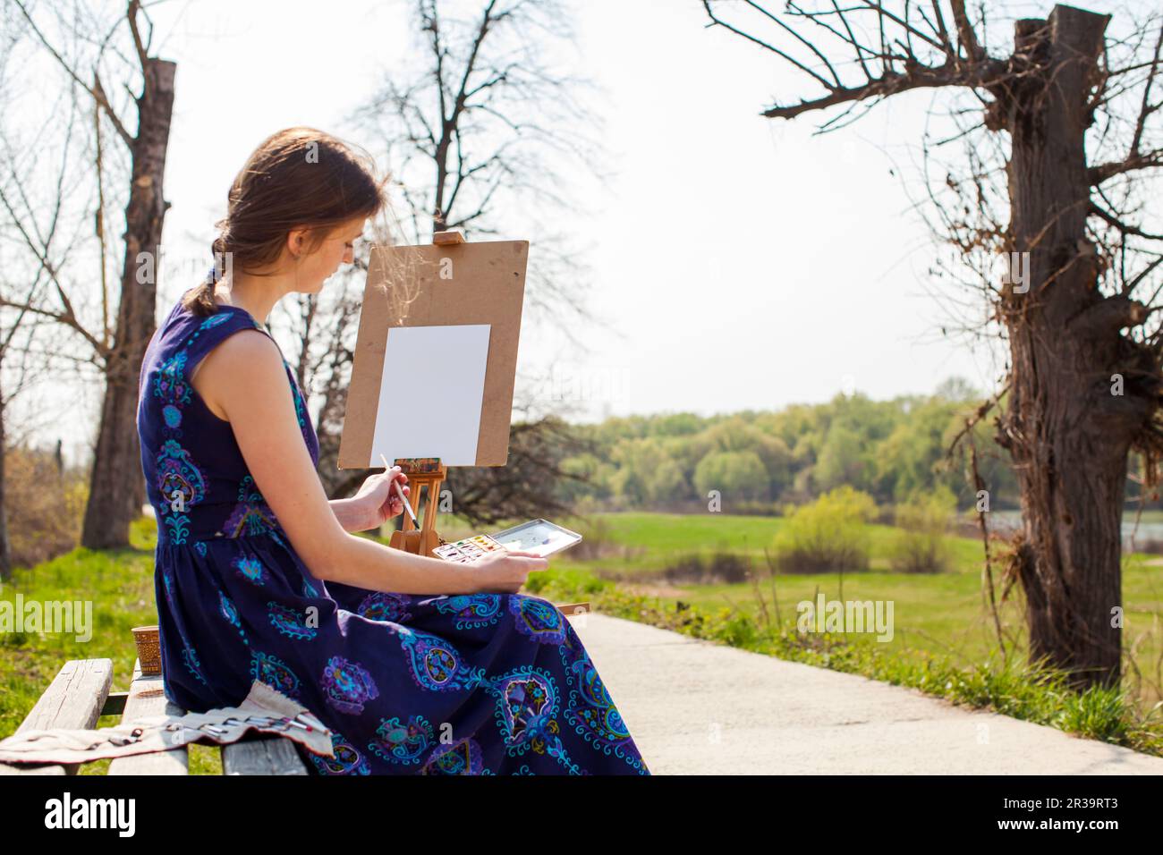 Junge Künstlerin malt Bild im Frühlingspark. Stockfoto