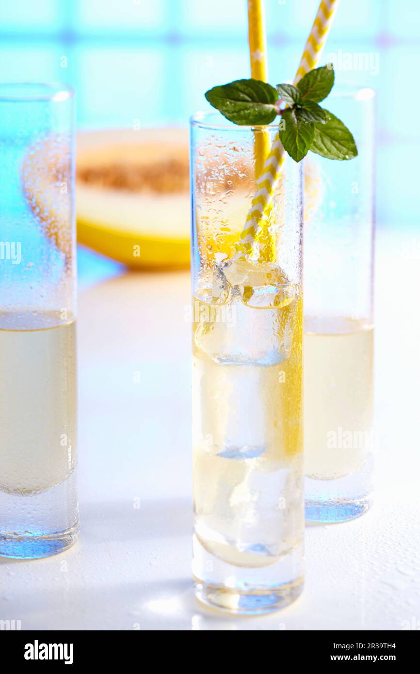 Melonenlikör mit Eis, Minze, Honig und Wodka Stockfoto