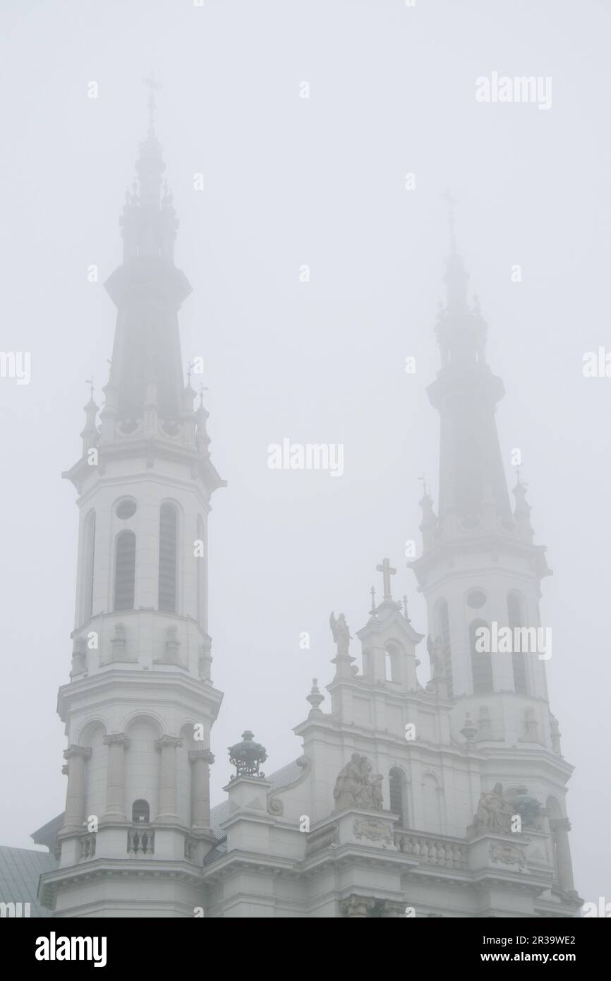 Bellfries der Heiligen Erlöserkirche in Warschau im Nebel Stockfoto