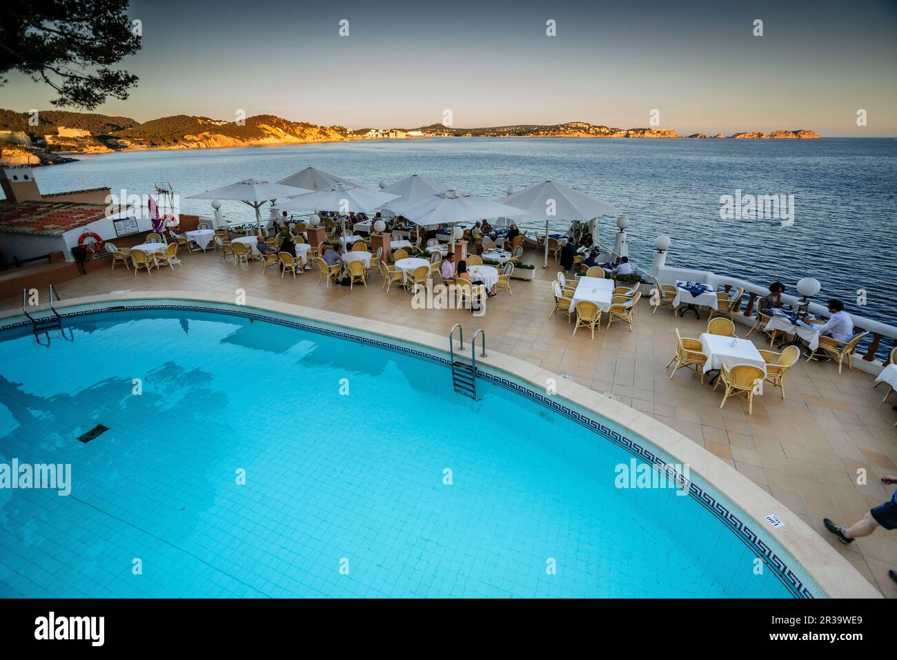 Terraza al Aire Libre bar Restaurante La Gran Tortuga, Aldea de Cala Fornells, Calvia, Mallorca, Islas Baleares, Spanien. Stockfoto