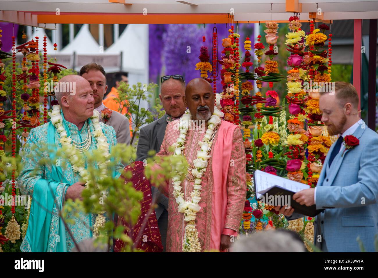 London, Großbritannien, 22. Mai 2023, Chelsea Flower Show beginnt am 23. Mai 2023. Das Thema dieses Jahres ist die Kraft, die Gärten und Gartenarbeit für Menschen und Umwelt wiederbeleben. Manoj Malde und Clive Gillmor feiern die „Knotenbindung“ im RHS and Eastern Eye Garden of Unity, in dem die erste Hochzeit von RHS Chelsea stattfand. Andrew Lalchan Photography/Alamy Live News Stockfoto