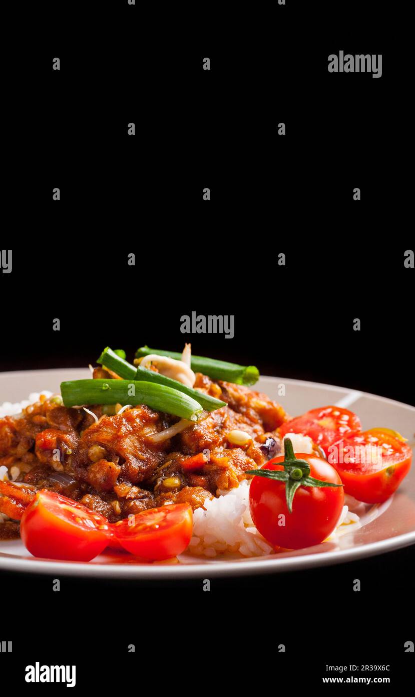 Szechuan chicken mit Reis auf einen Teller Stockfoto