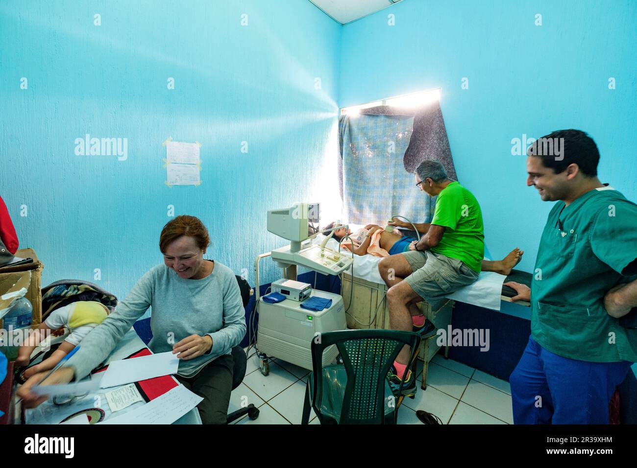 Exploracion obstetrica con ecografo, Centro de Salud de lancetillo, La Parroquia, Quiche, República de Guatemala, América Central. Stockfoto