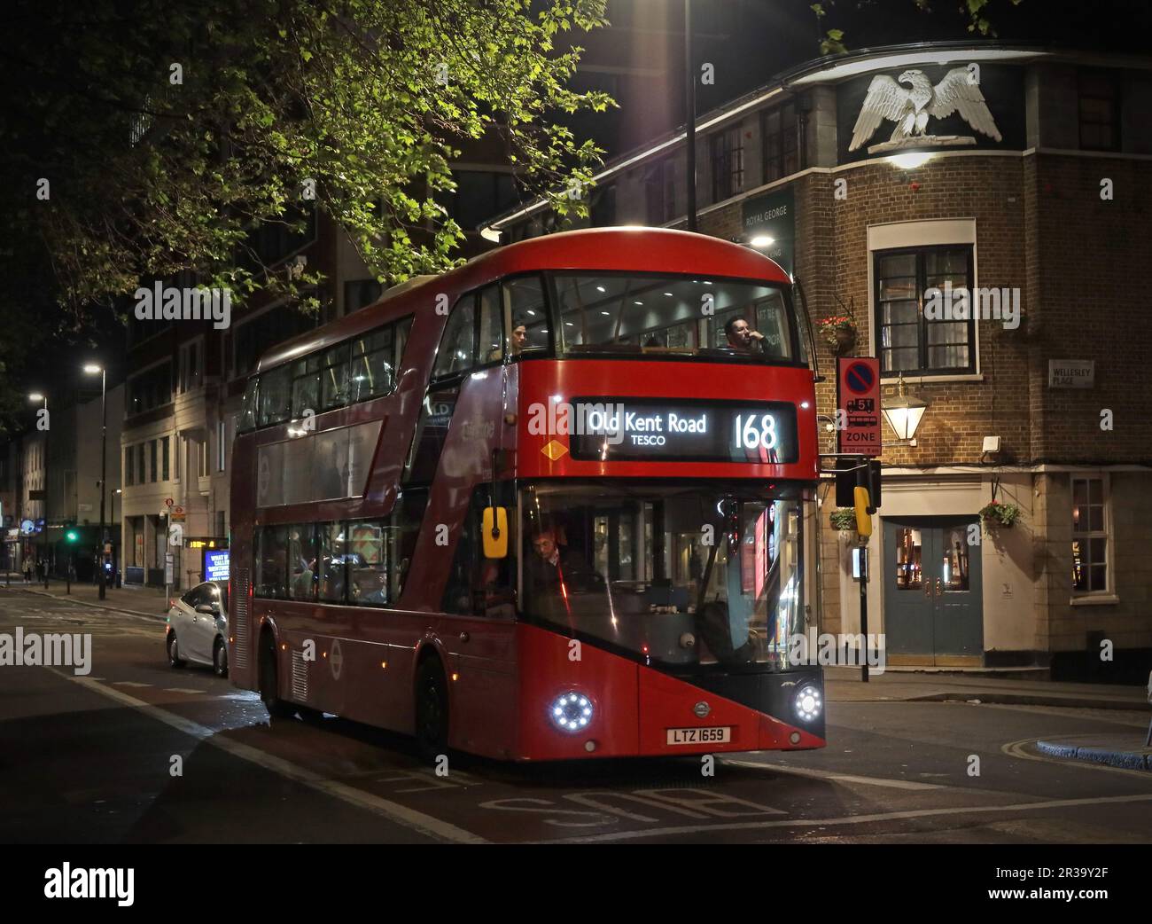 Ein roter neuer Routemaster-Bus, der am späten Abend um 168 Uhr zur Old Kent Road fährt, auf der Eversholt Street, Camden, London, England, UK, NW1 1DG Stockfoto