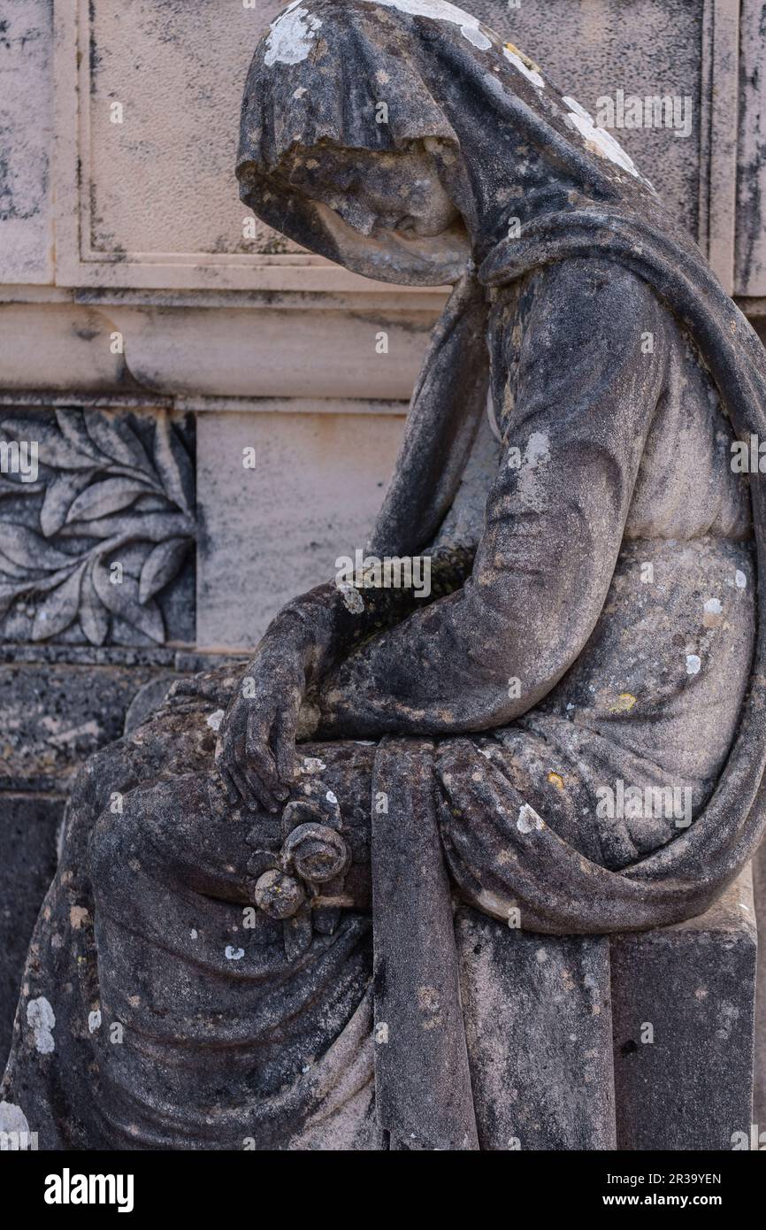 Skulptur einer weinenden Frau in Trauer, Grab der Familie Caldes Clar de Vernisa, Friedhof Llucmajor, Mallorca, Balearen, Spanien. Stockfoto