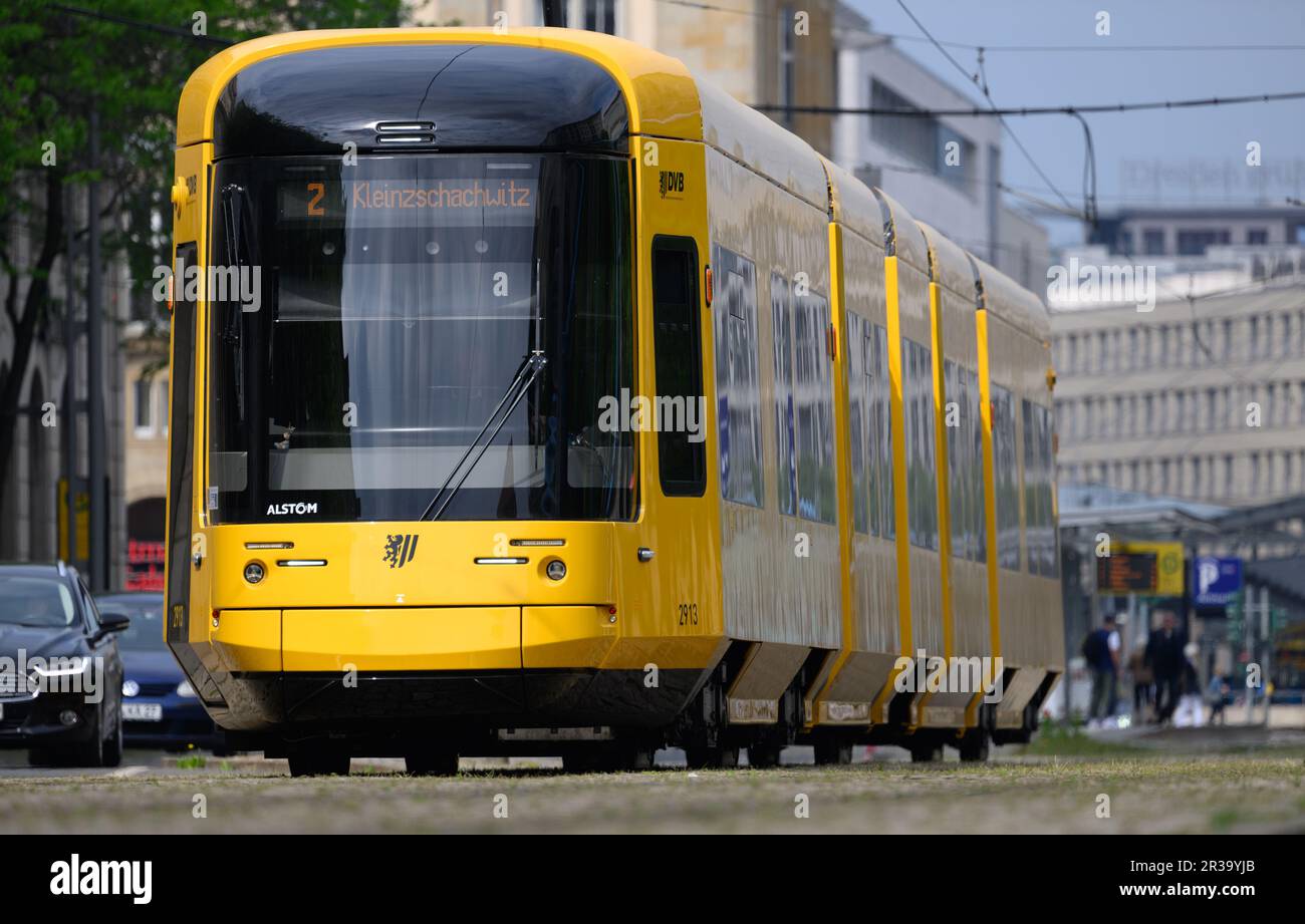 Dresden, Deutschland. 23. Mai 2023. Eine neue Straßenbahn der Dresdner Verkehrsbetriebe fährt auf der Linie 2 in Richtung Kleinzschachwitz entlang der Wilsdruffer Straße. Kredit: Robert Michael/dpa/ZB/dpa/Alamy Live News Stockfoto