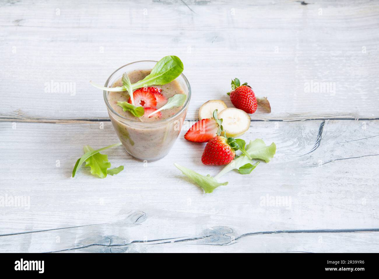 ErdbeerSmoothie mit gemischten Blättern Stockfoto