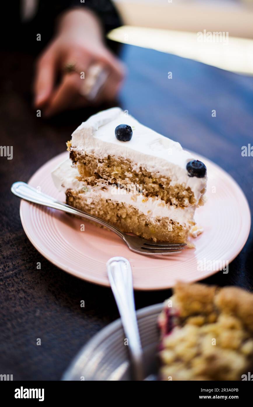 Ein Stück Kaffeekuchen mit Heidelbeeren Stockfoto