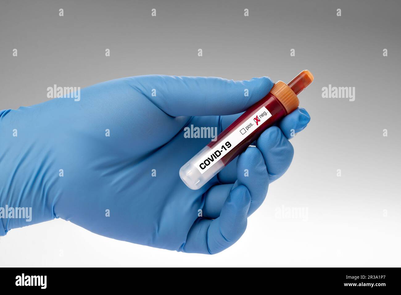 Covid-19 – Probenröhrchen mit Coronavirus im Labor Stockfoto